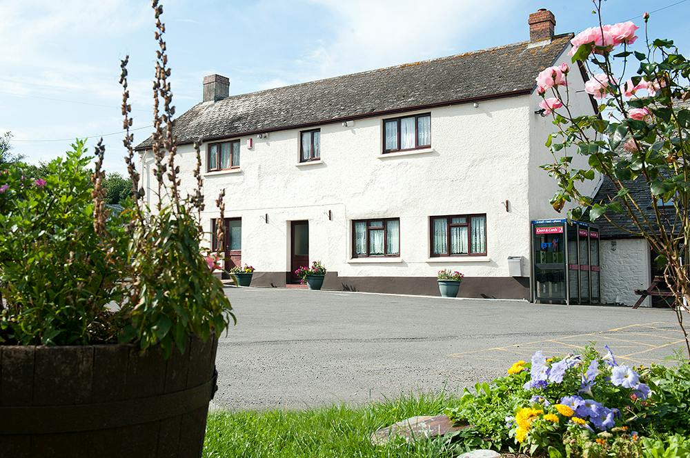 Widemouth Bay Caravan Park- Holiday Farmhouse