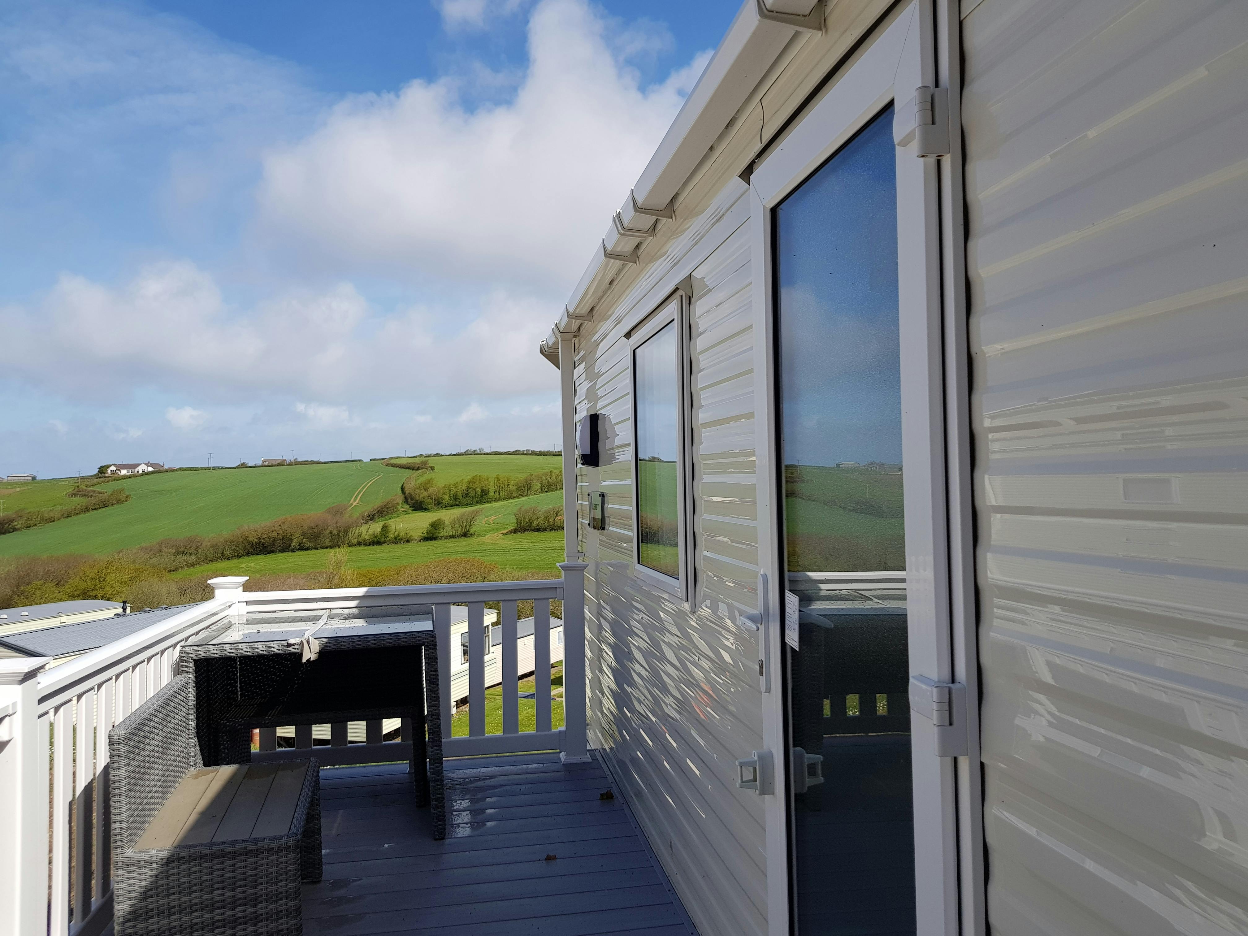View ¦ 3 Bedroom Gold Caravan plus