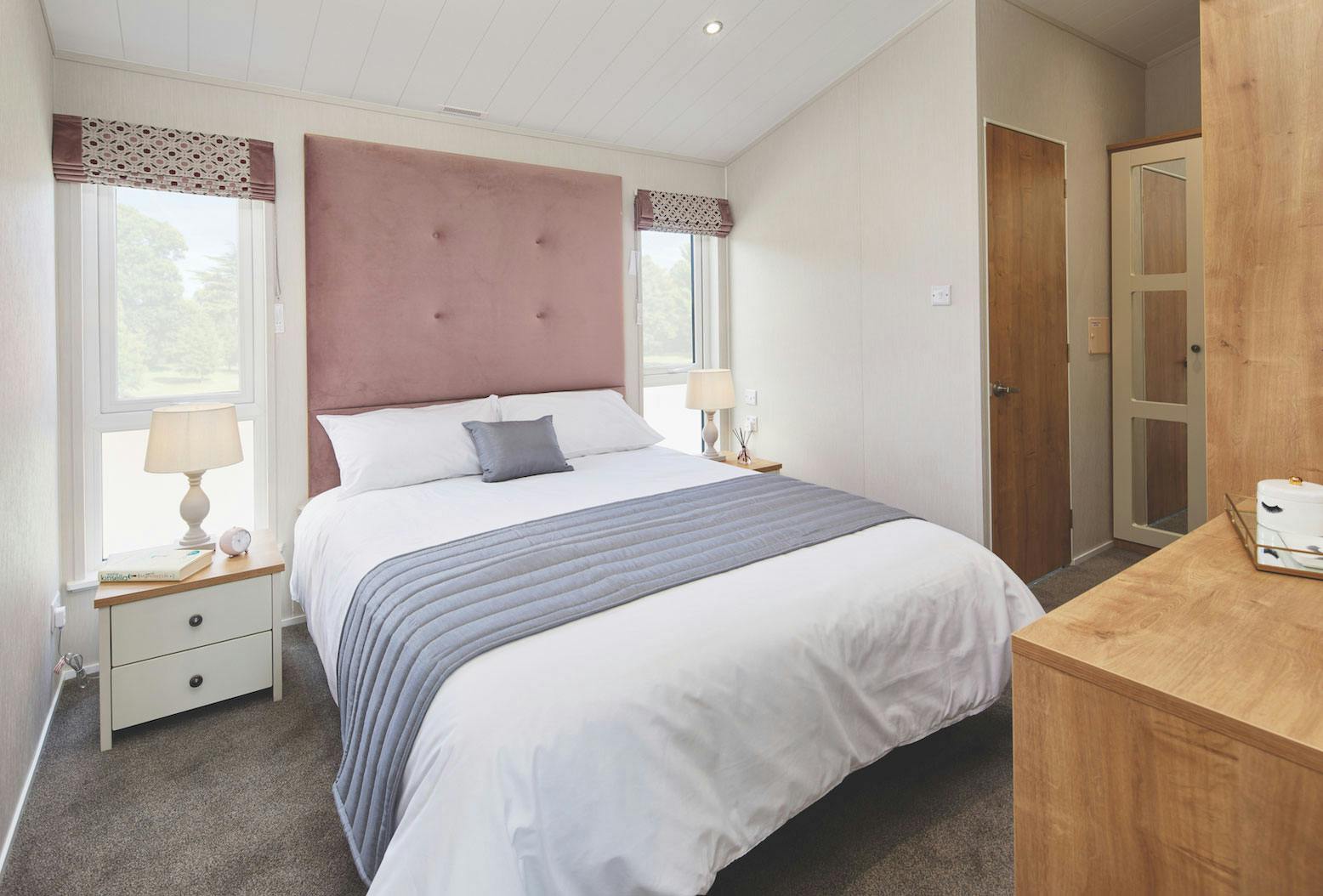 Bedroom ¦ hot tub lodge