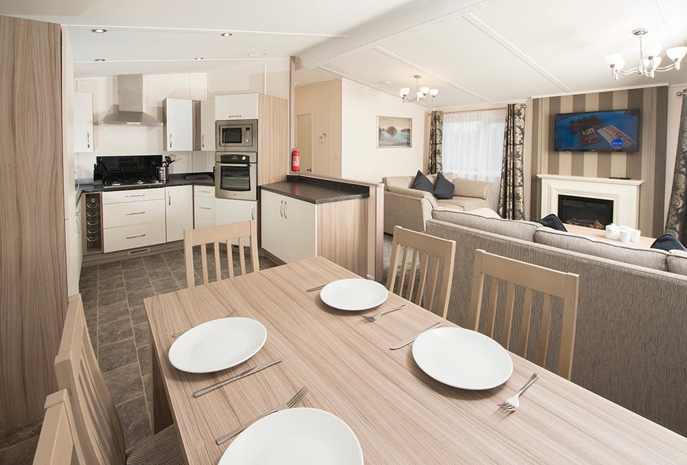 Dining area ¦ hot tub lodge