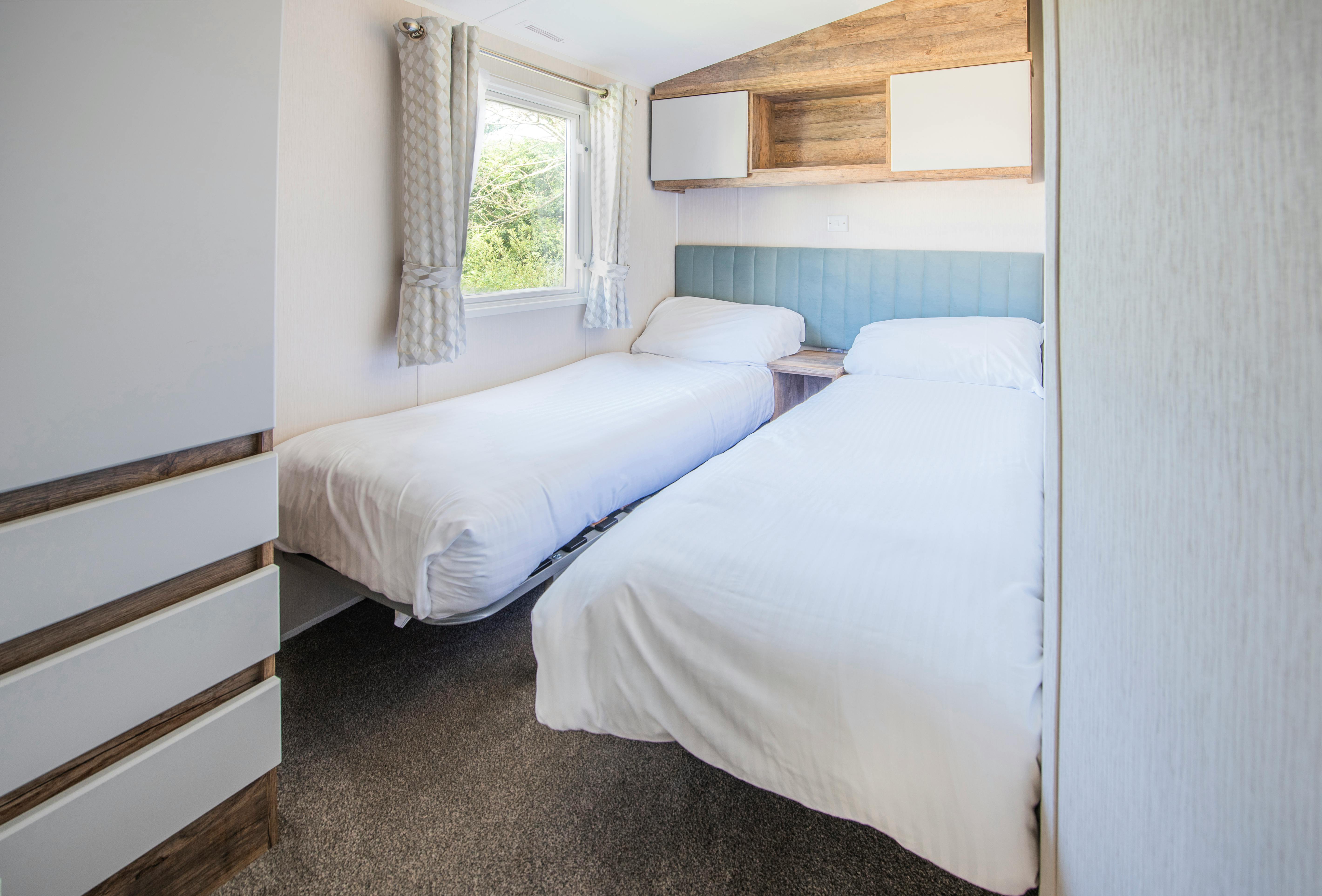 Twin room ¦ 3 Bed Gold Caravan