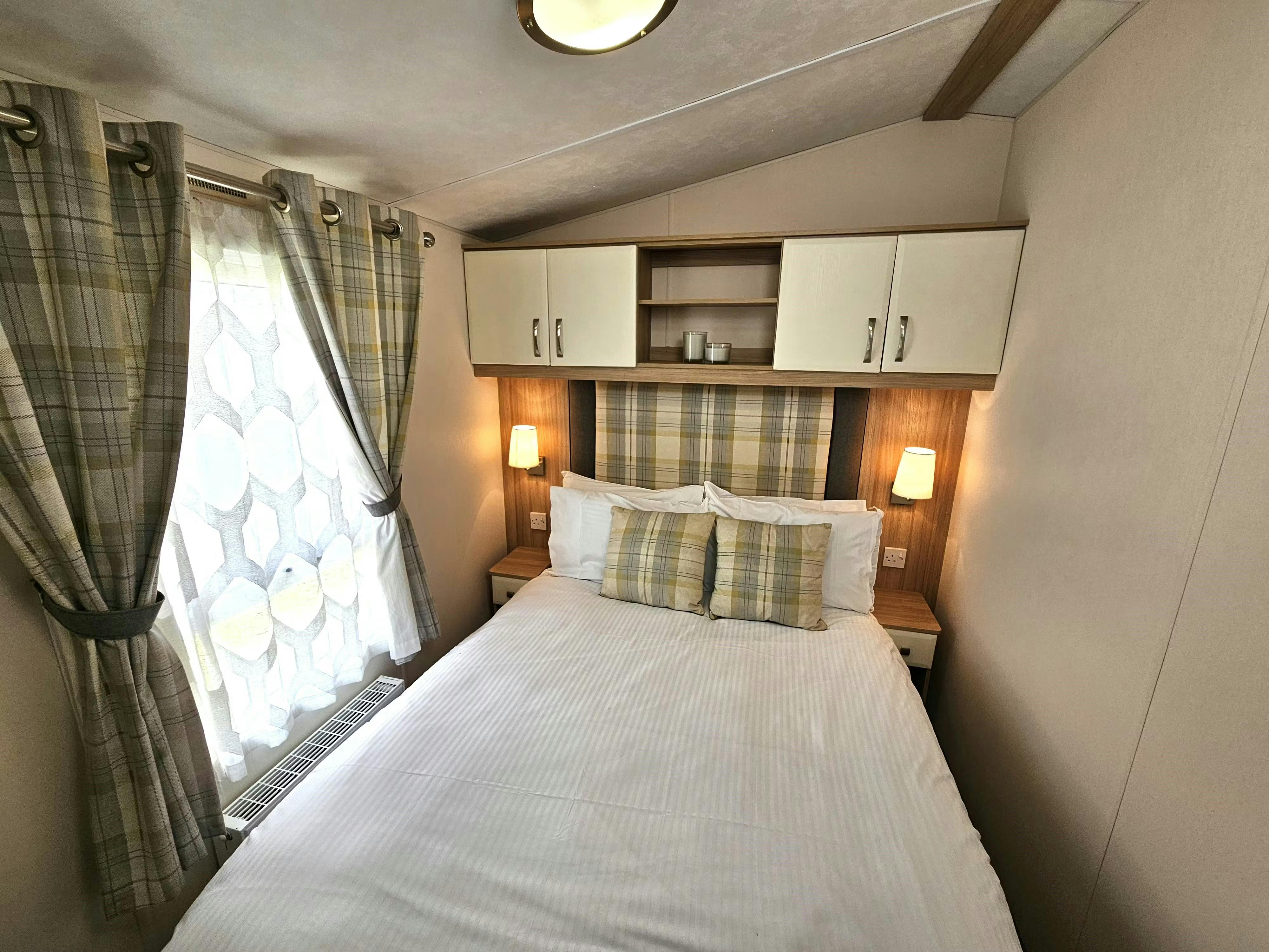Bedroom ¦ caravan with decking