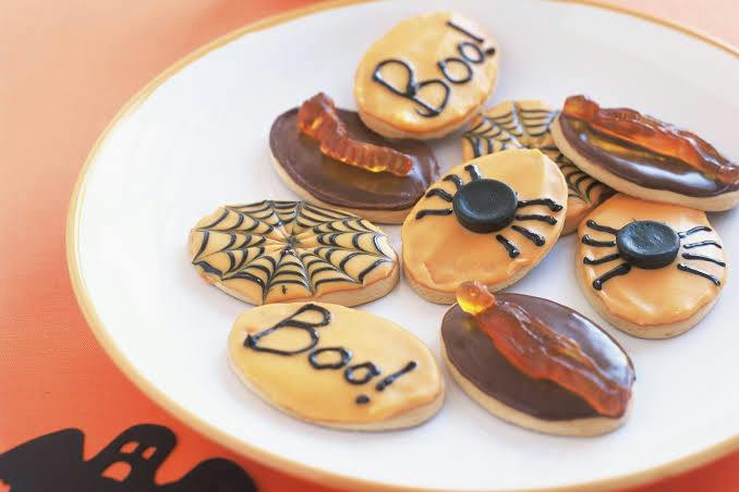 Halloween biscuit decorating